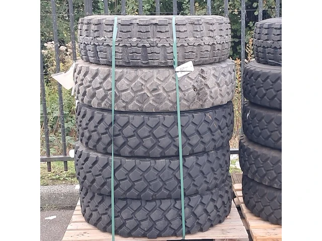5x vrachtwagenband, o.a michelin - afbeelding 1 van  6