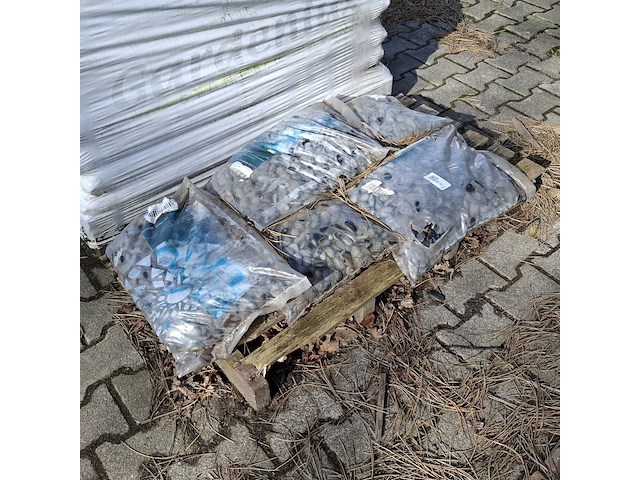 5x zak natuursteen a 20 kg - afbeelding 1 van  4