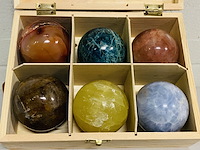 6 edelsteenbollen in houten bak - afbeelding 2 van  5