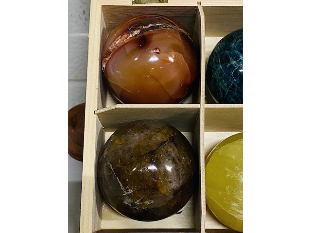 6 edelsteenbollen in houten bak - afbeelding 3 van  5