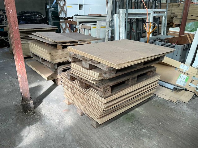 6 pallets met stukken spaanplaat - afbeelding 1 van  6
