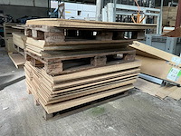 6 pallets met stukken spaanplaat - afbeelding 2 van  6
