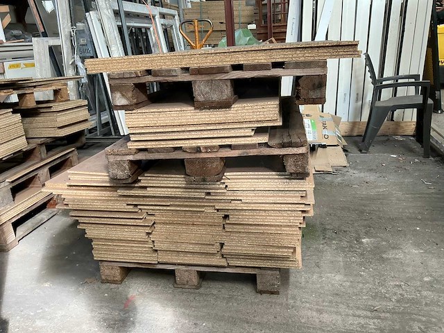 6 pallets met stukken spaanplaat - afbeelding 3 van  6