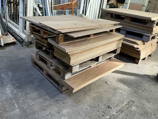 6 pallets met stukken spaanplaat - afbeelding 4 van  6