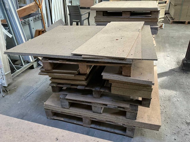 6 pallets met stukken spaanplaat - afbeelding 5 van  6