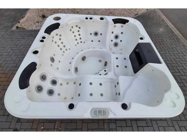 6 persoons jacuzzi en buitenspa - afbeelding 11 van  18