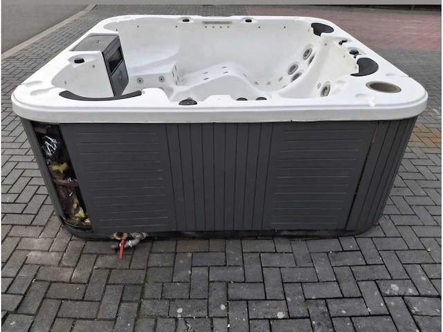 6 persoons jacuzzi en buitenspa - afbeelding 15 van  18