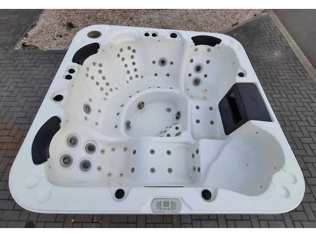 6 persoons jacuzzi en buitenspa - afbeelding 1 van  18