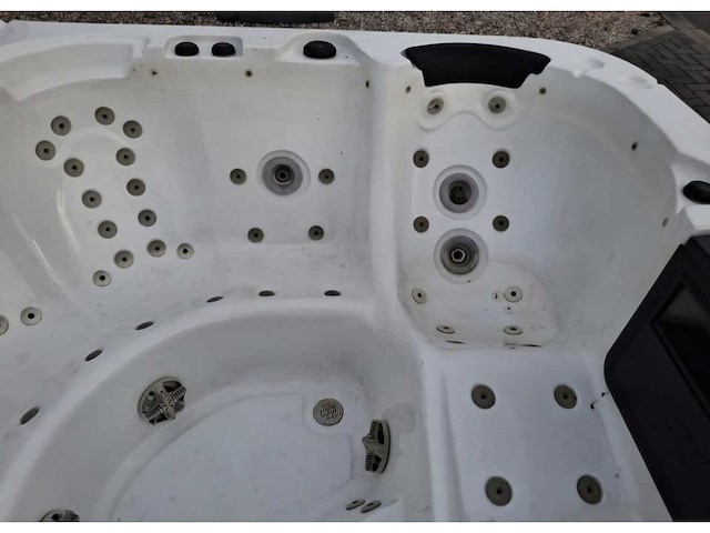 6 persoons jacuzzi en buitenspa - afbeelding 2 van  18