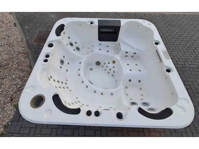 6 persoons jacuzzi en buitenspa - afbeelding 17 van  18