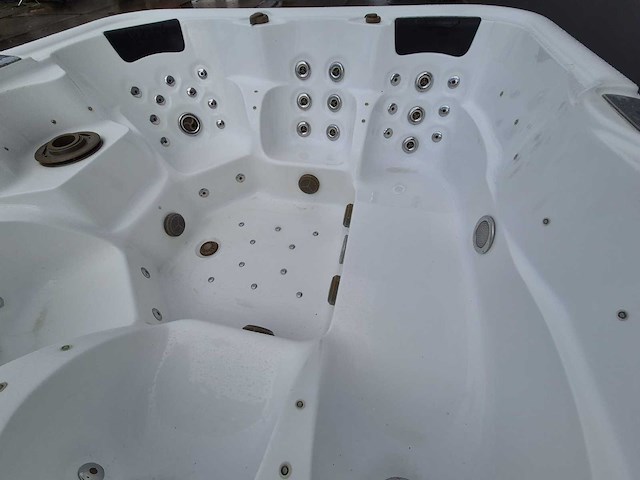 6 persoons jacuzzi en buitenspa - afbeelding 2 van  18