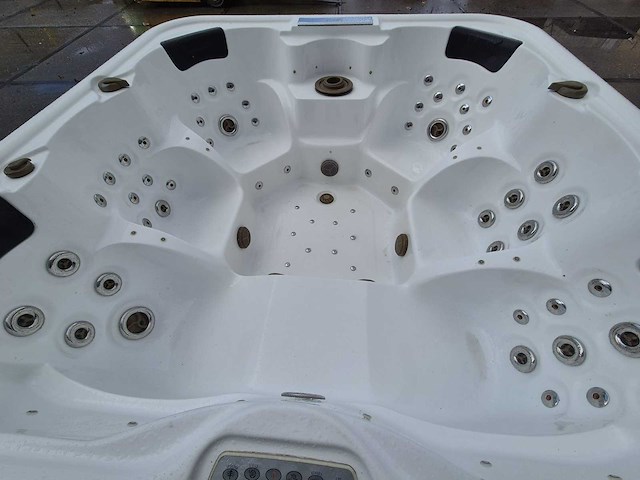 6 persoons jacuzzi en buitenspa - afbeelding 6 van  18