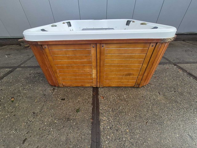 6 persoons jacuzzi en buitenspa - afbeelding 9 van  18
