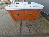 6 persoons jacuzzi en buitenspa - afbeelding 13 van  18