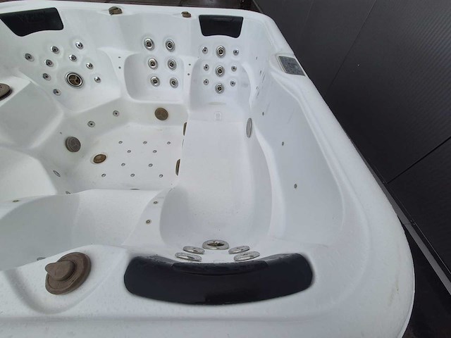 6 persoons jacuzzi en buitenspa - afbeelding 2 van  28