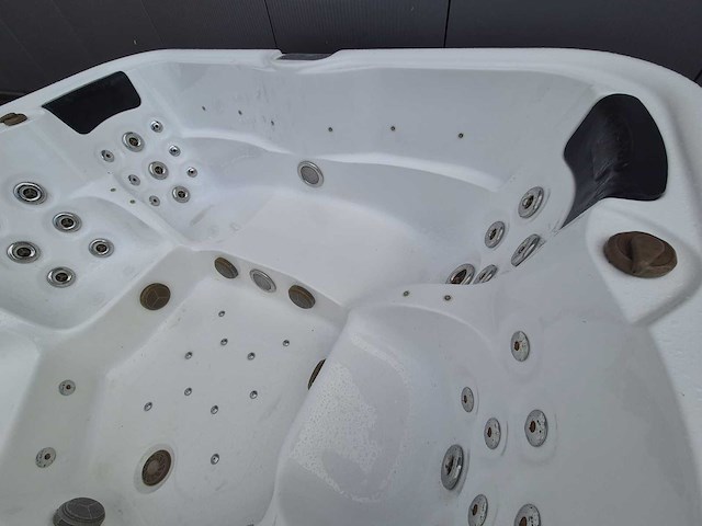 6 persoons jacuzzi en buitenspa - afbeelding 7 van  28