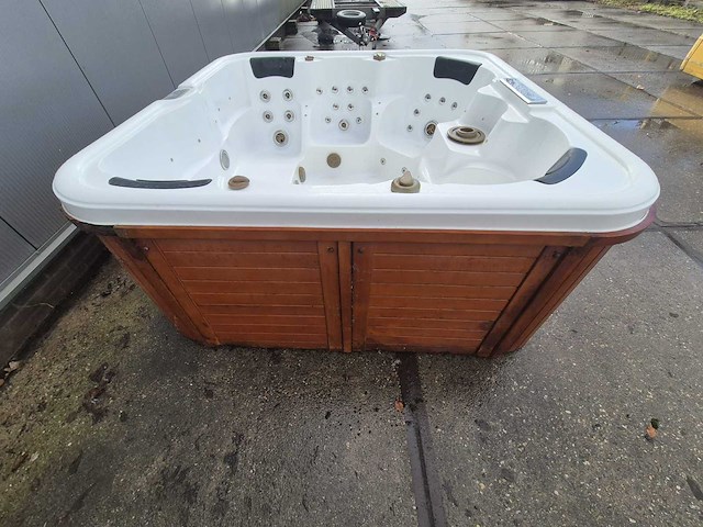6 persoons jacuzzi en buitenspa - afbeelding 11 van  28