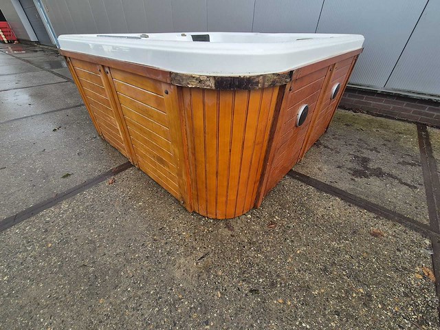 6 persoons jacuzzi en buitenspa - afbeelding 13 van  28