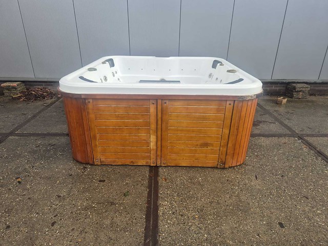 6 persoons jacuzzi en buitenspa - afbeelding 21 van  28