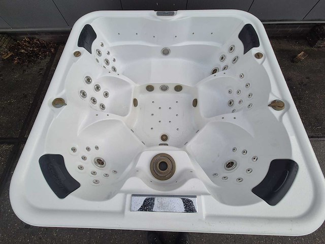 6 persoons jacuzzi en buitenspa - afbeelding 23 van  28