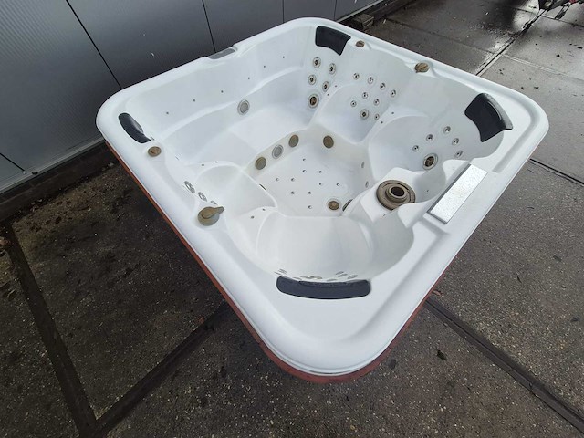 6 persoons jacuzzi en buitenspa - afbeelding 25 van  28