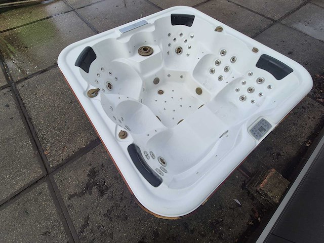 6 persoons jacuzzi en buitenspa - afbeelding 26 van  28