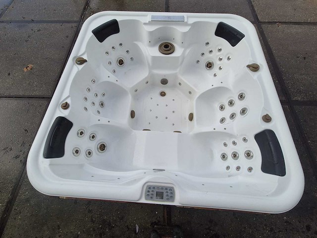 6 persoons jacuzzi en buitenspa - afbeelding 1 van  17