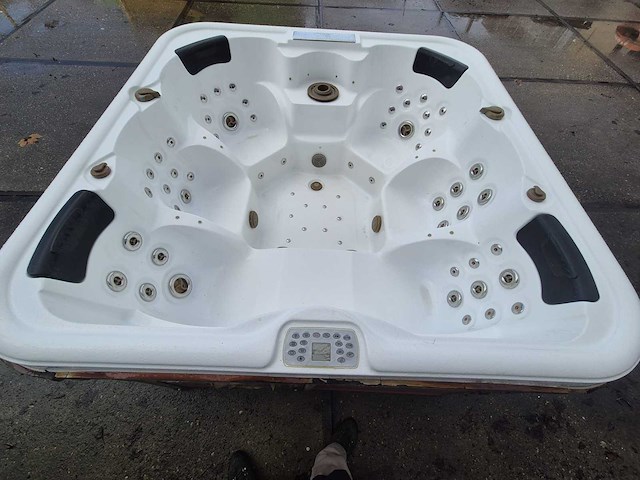 6 persoons jacuzzi en buitenspa - afbeelding 14 van  17