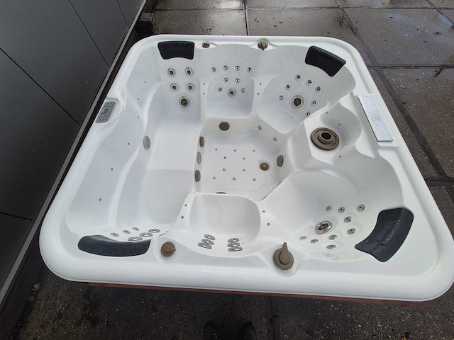 6 persoons jacuzzi en buitenspa - afbeelding 15 van  17