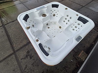 6 persoons jacuzzi en buitenspa - afbeelding 16 van  17