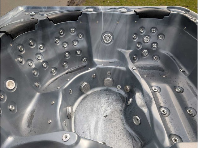 6 persoons jacuzzi en buitenspa - afbeelding 3 van  4