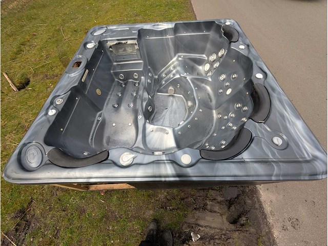 6 persoons jacuzzi en buitenspa - afbeelding 11 van  16