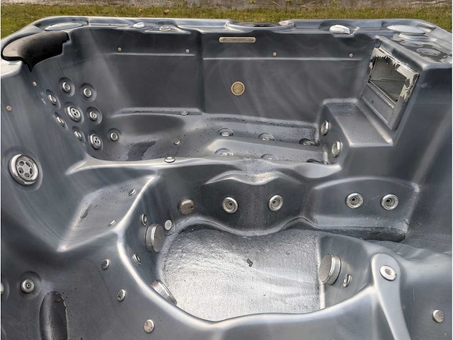6 persoons jacuzzi en buitenspa - afbeelding 15 van  16