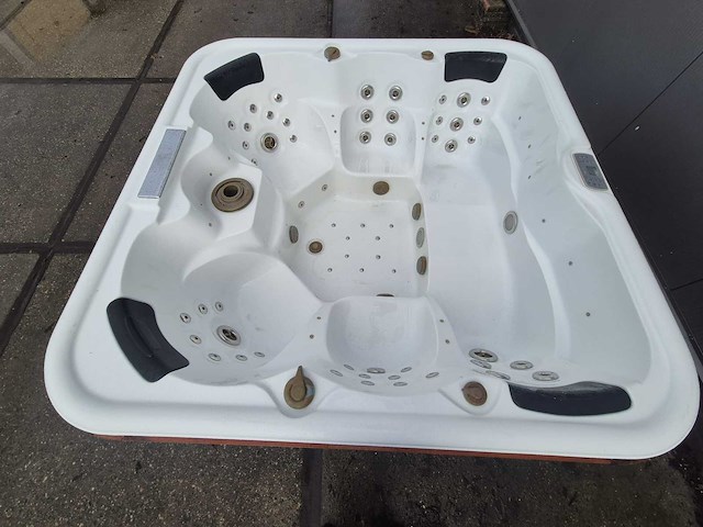 6 persoons jacuzzi en buitenspa - afbeelding 26 van  28