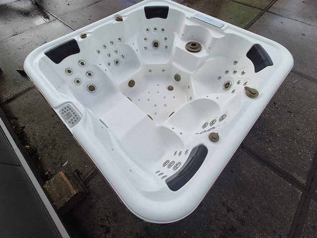 6 persoons jacuzzi en buitenspa - afbeelding 9 van  21