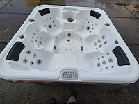 6 persoons jacuzzi en buitenspa - afbeelding 16 van  21