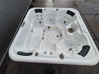 6 persoons jacuzzi en buitenspa - afbeelding 18 van  21