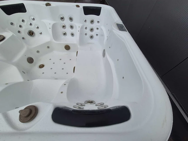 6 persoons jacuzzi en buitenspa - afbeelding 23 van  28