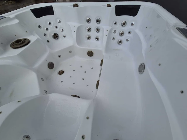 6 persoons jacuzzi en buitenspa - afbeelding 24 van  28