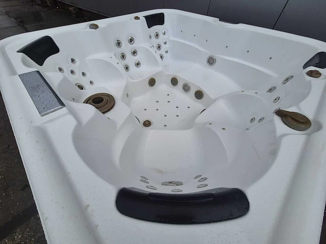 6 persoons jacuzzi en buitenspa - afbeelding 25 van  28