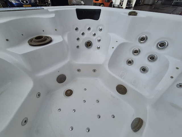 6 persoons jacuzzi en buitenspa - afbeelding 26 van  28