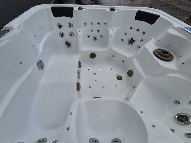 6 persoons jacuzzi en buitenspa - afbeelding 2 van  28
