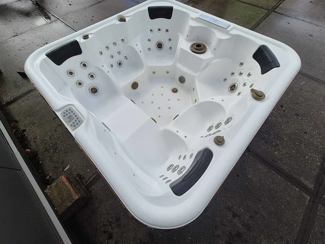 6 persoons jacuzzi en buitenspa - afbeelding 28 van  28