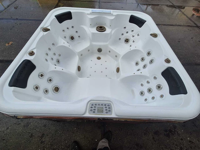 6 persoons jacuzzi en buitenspa - afbeelding 15 van  28
