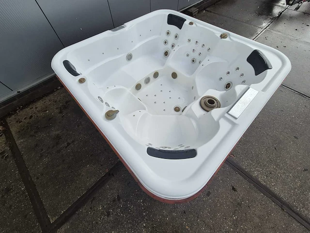 6 persoons jacuzzi en buitenspa - afbeelding 18 van  28
