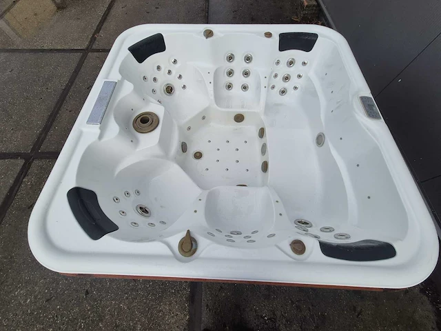 6 persoons jacuzzi en buitenspa - afbeelding 20 van  28