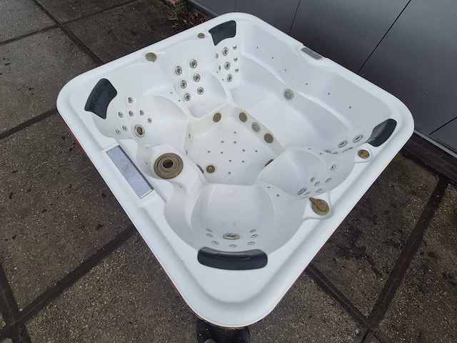 6 persoons jacuzzi en buitenspa - afbeelding 21 van  28