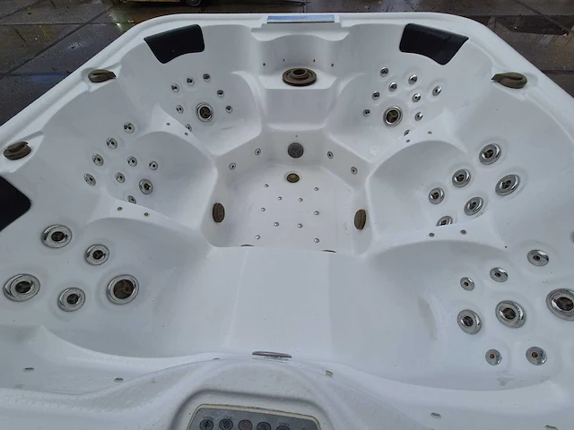 6 persoons jacuzzi en buitenspa - afbeelding 9 van  28
