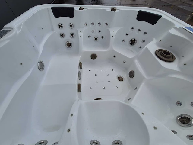 6 persoons jacuzzi en buitenspa - afbeelding 8 van  28
