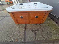 6 persoons jacuzzi en buitenspa - afbeelding 13 van  17